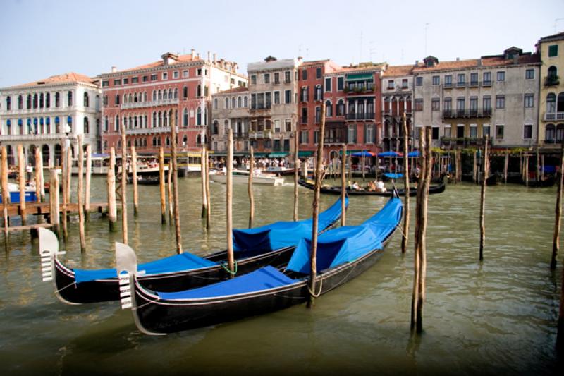 Gondolas en el Gran Canal, Venecia, Veneto, Italia...