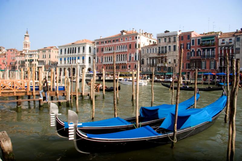 Gondolas en el Gran Canal, Venecia, Veneto, Italia...