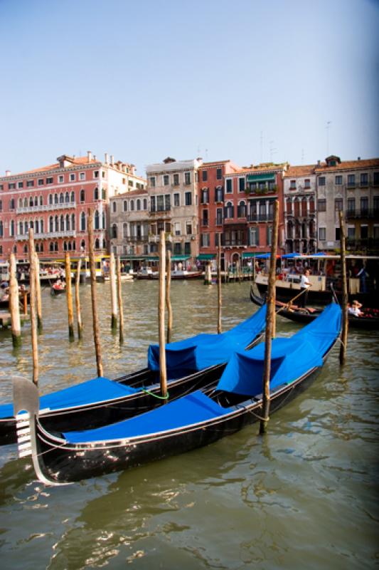 Gondolas en el Gran Canal, Venecia, Veneto, Italia...