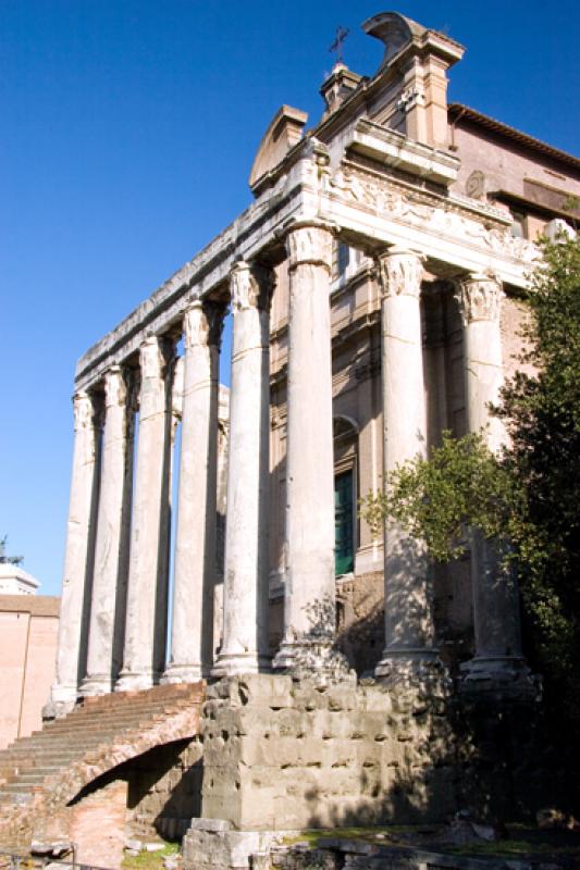 Templo de Antonino y Faustina, Roma, Lacio, Italia...