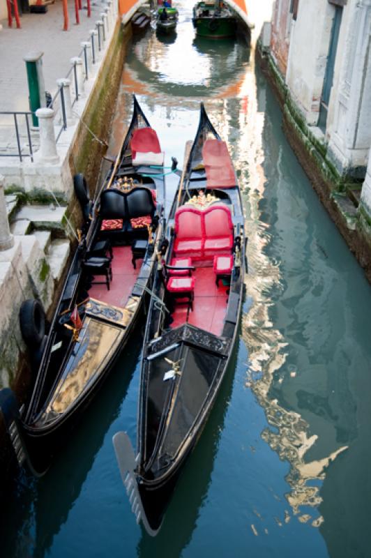 Gondolas en Venecia, Veneto, Italia, Europa Occide...