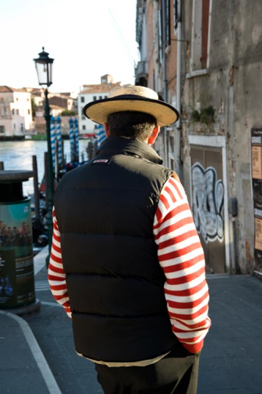 Gondolero en las Calles de Venecia, Veneto, Italia...