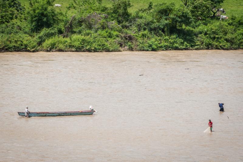 Hombres Pescando, Santa Fe de Antioquia, Colombia,...