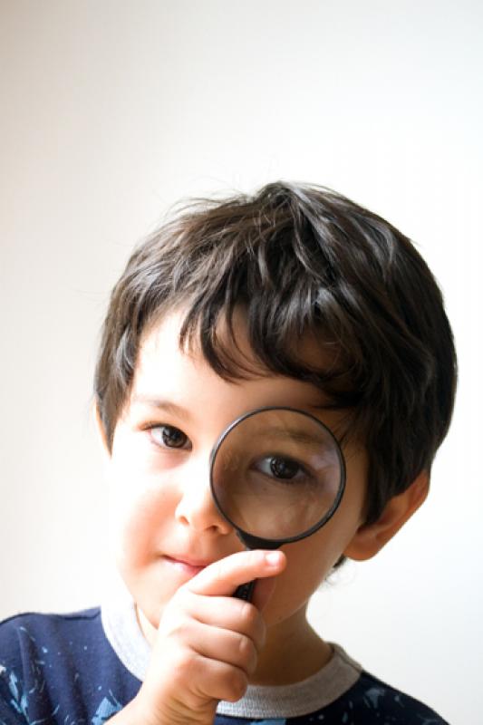 NiÃ±o Jugando con una Lupa