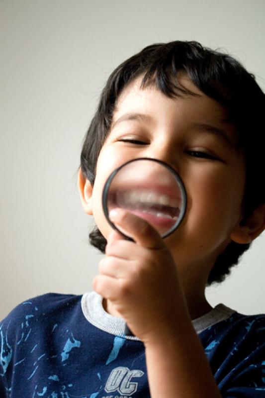 NiÃ±o Jugando con una Lupa