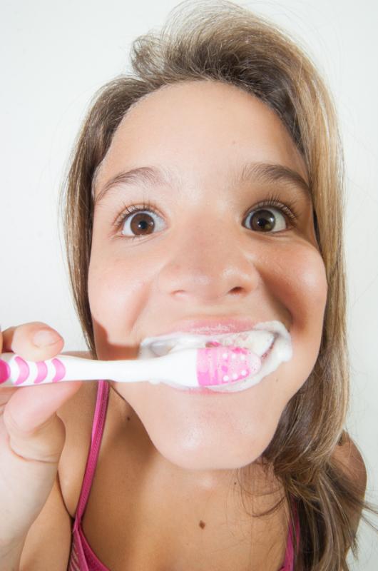 Niña Cepillandose los Dientes