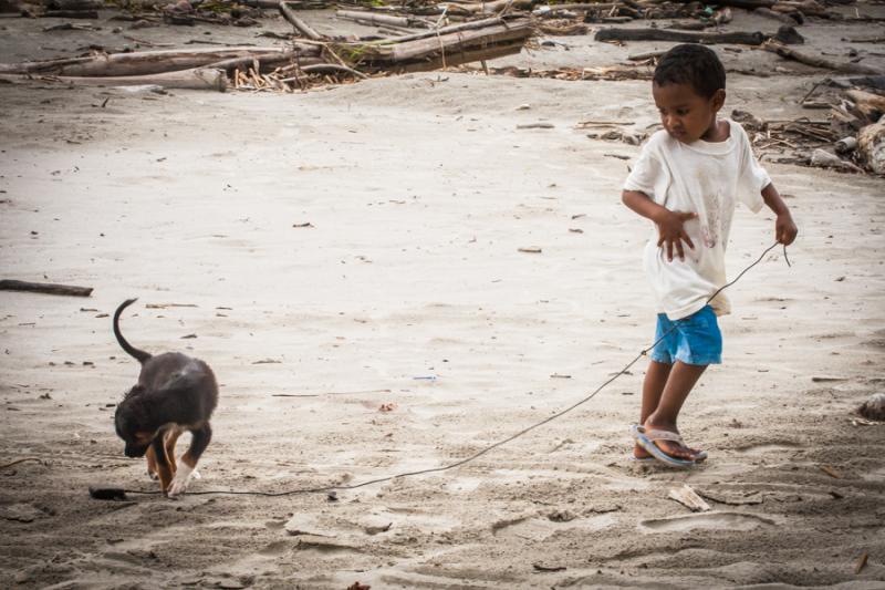 Niño Jugando con un Perro, Necocli Antioquia, Col...