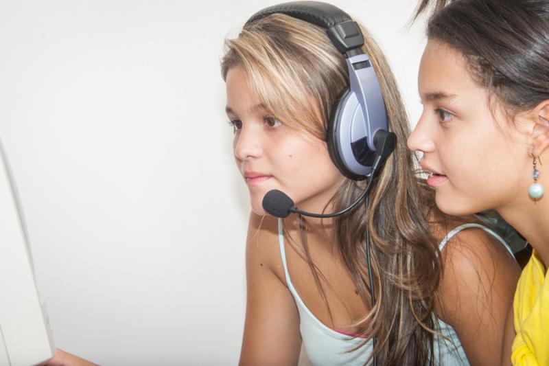 Niñas Frente al Computador con Diadema y Microfon...