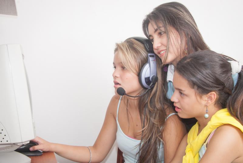 Mama con Hijas Frente al Computador