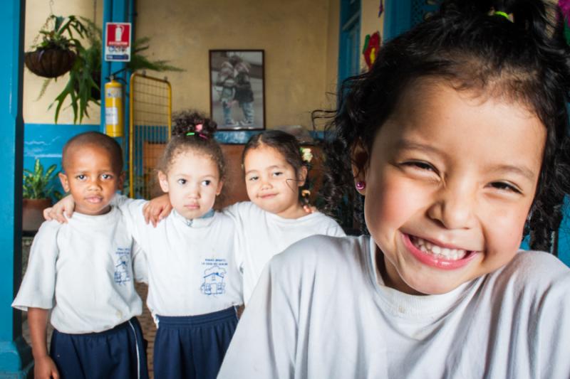 Primer Plano de una Niña Sonriendo