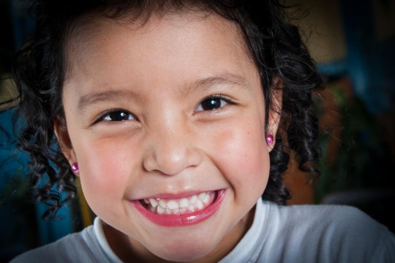 Primer Plano de una Niña Sonriendo