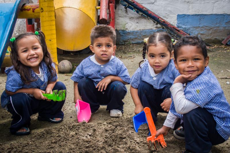 Grupo de Niños Jugando en la Arena