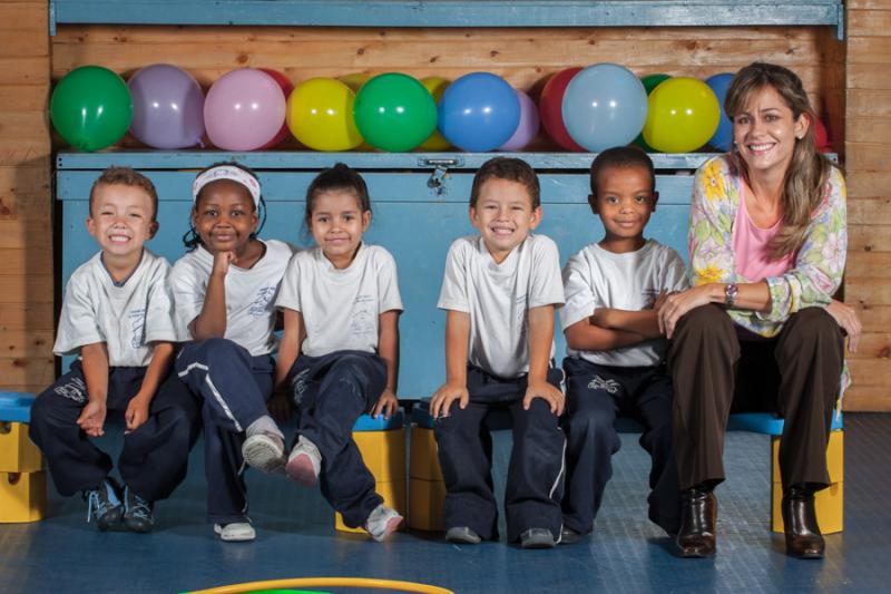 Grupo de Niños con su Maestra