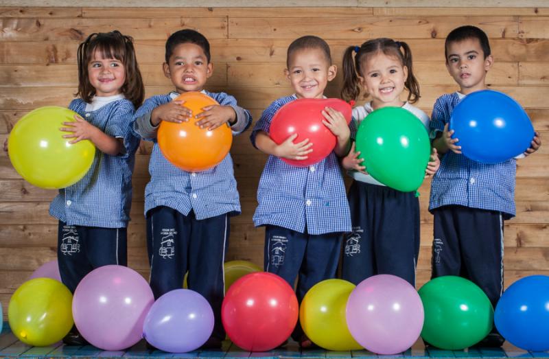 Grupo de Niños Jugando con Globos