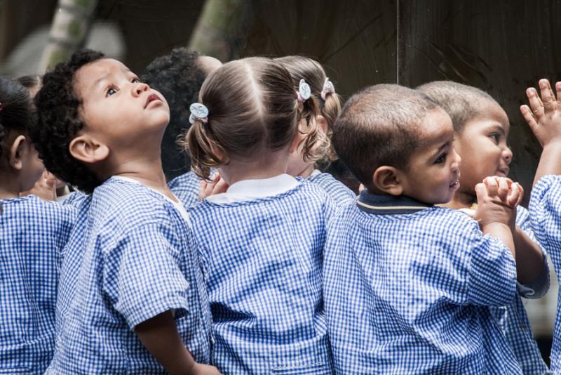 Grupo de Niños Juagando con su Reflejo