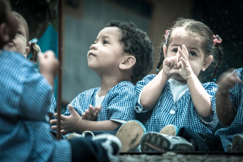 Grupo de Niños Juagando con su Reflejo