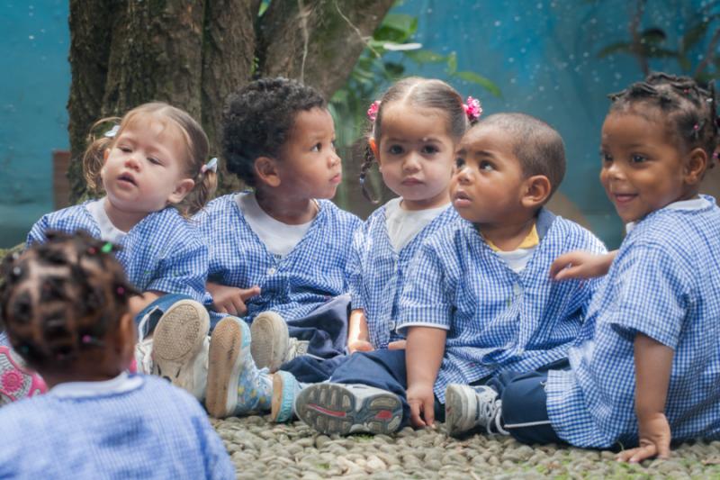 Grupo de Niños Juagando con su Reflejo