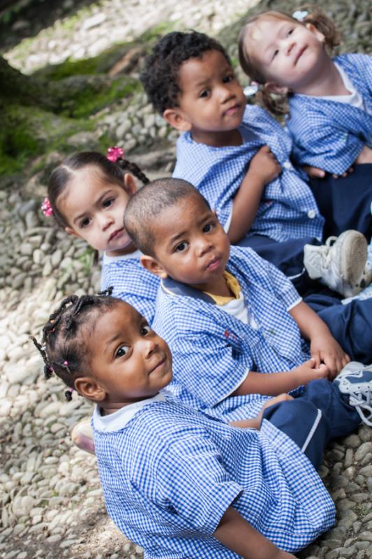 Grupo de Niños Juagando 