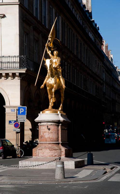 Estatua de Juana de Arco, Paris, Francia, Europa O...