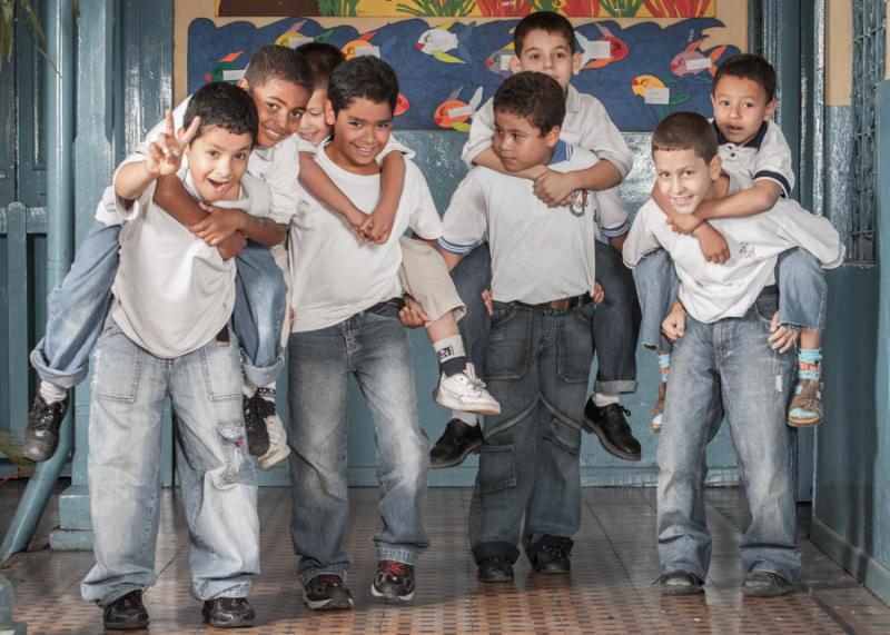 Grupo de Niños Jugando