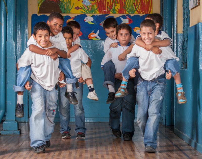 Grupo de Niños Jugando