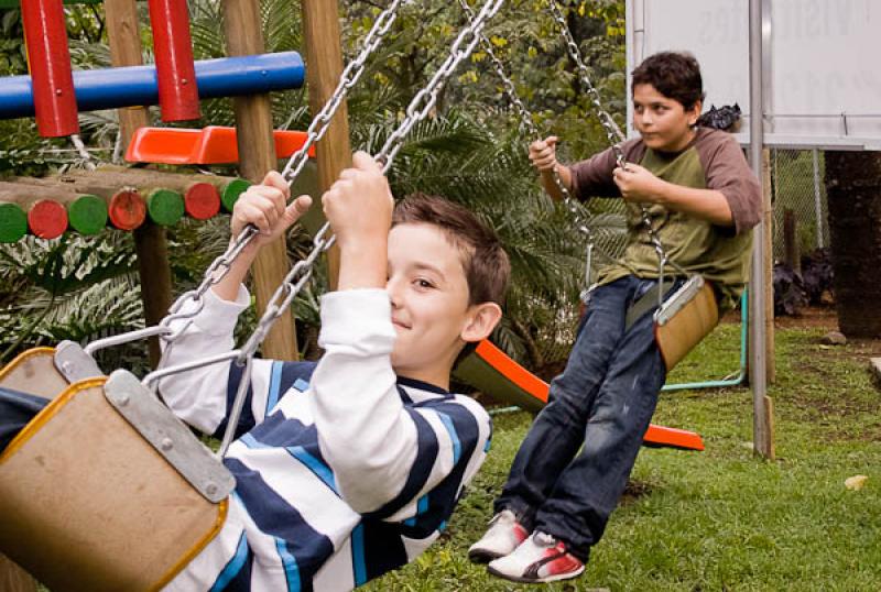 NiÃ±os en los Columpios