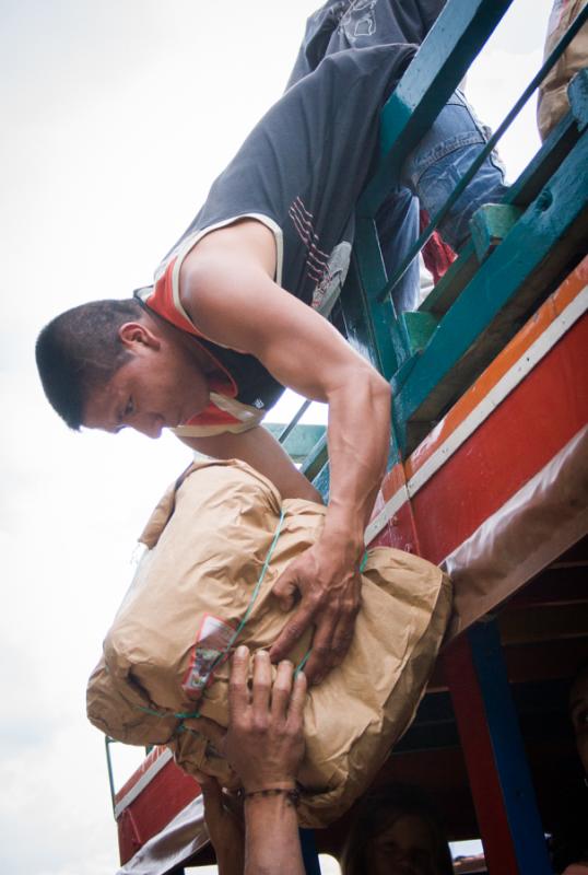 Hombre Subiendo Carga a una Chiva, Andes, Antioqui...