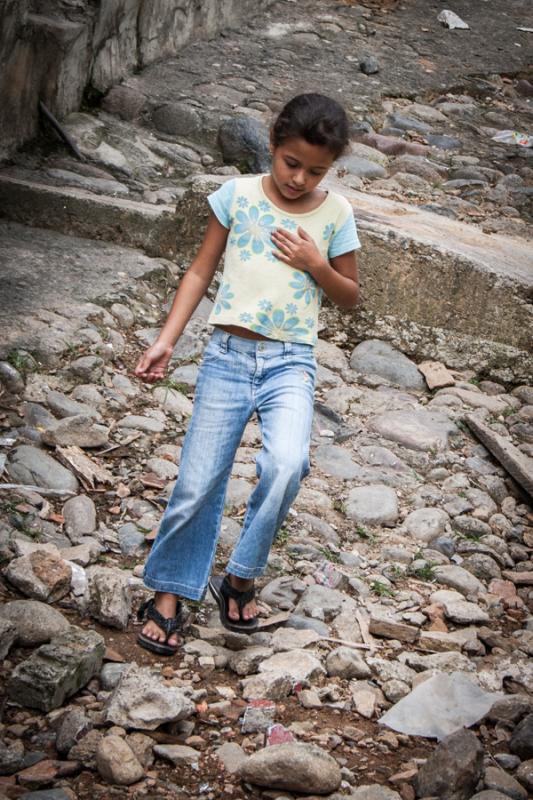 Niña Caminando, Andes, Antioquia, Colombia