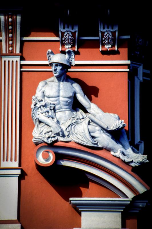 Esculturas de Hermes en el Edificio Manuel Sanz, M...