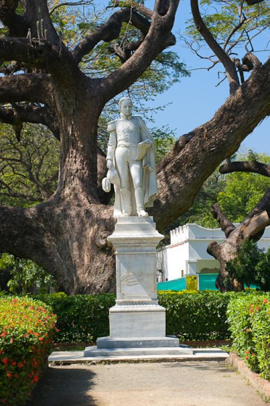 Monumento a Simon Bolivar, Quinta de San Pedro Ale...