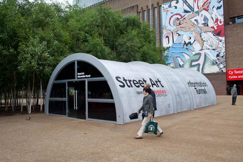 Street Art Information Tunnel, Tate Modern, Londre...