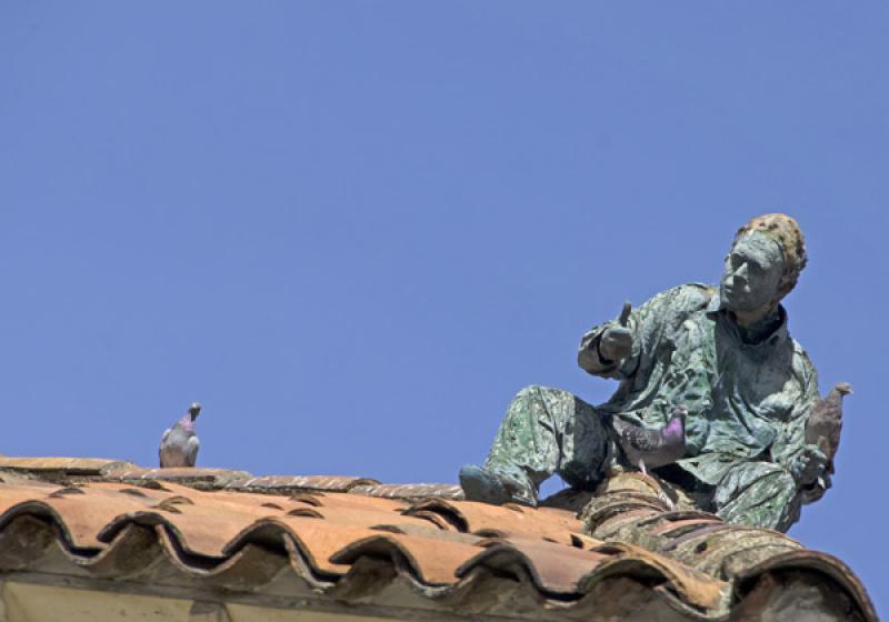 Escultura Hombre en el Tejado, La Candelaria, Bogo...