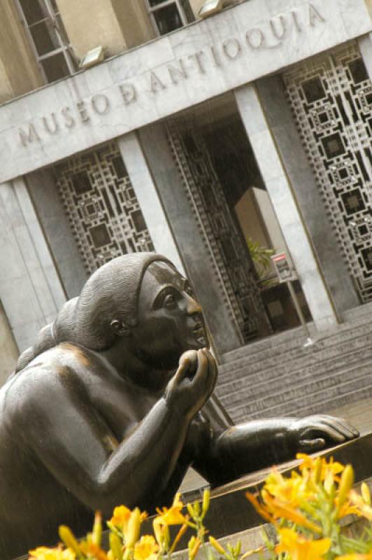 Mujer Recostada con Fruto Plaza Botero, Medellin, ...