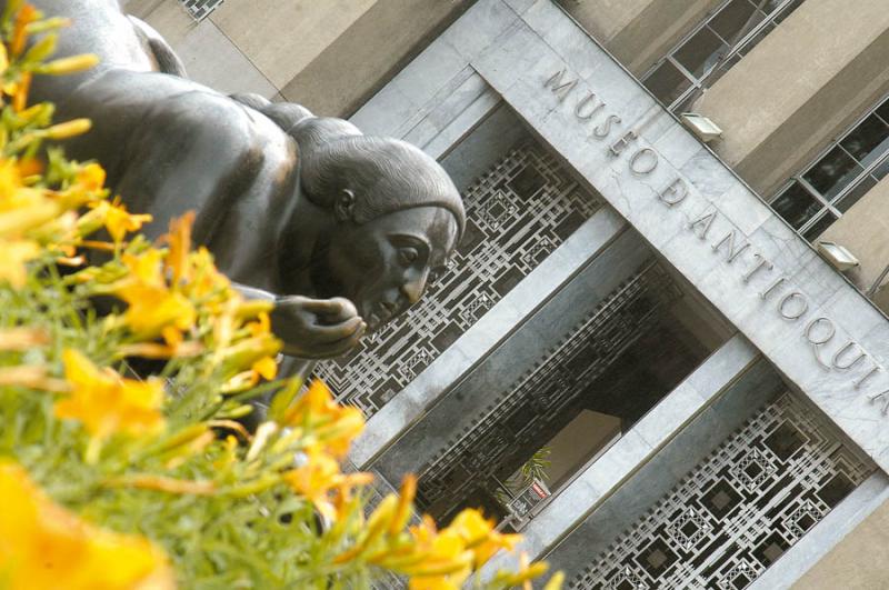 Mujer Recostada con Fruto Plaza Botero, Medellin, ...