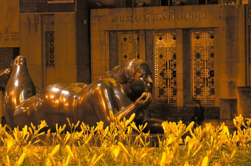 Mujer Recostada con Fruto Plaza Botero, Medellin, ...