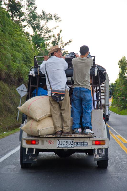 Campesinos en un Jeep, Eje Cafetero, Quindio, Arme...