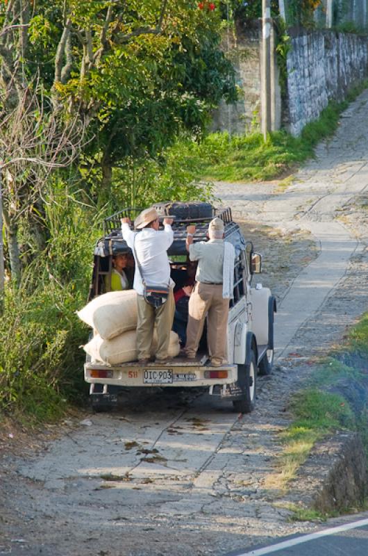 Campesinos en un Jeep, Eje Cafetero, Quindio, Arme...