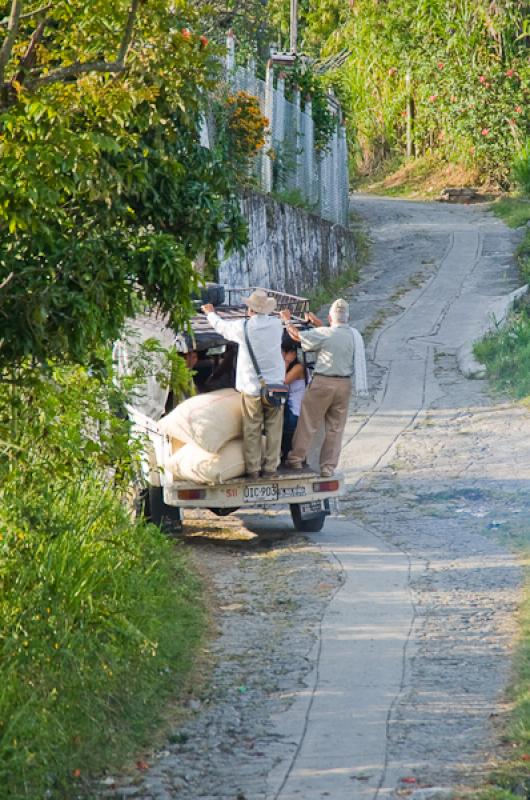 Campesinos en un Jeep, Eje Cafetero, Quindio, Arme...