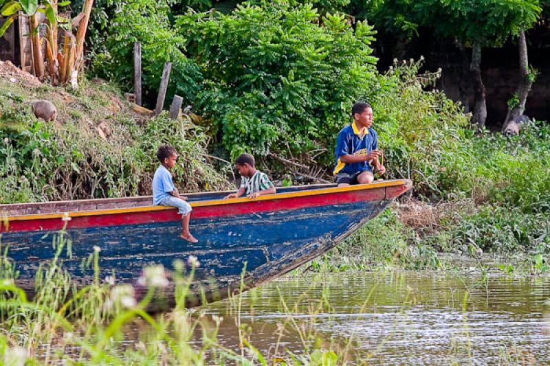 NiÃ±os en una Chalupa, Ayapel, Cordoba, Colombia