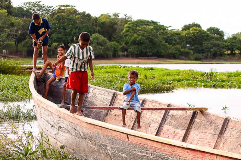 NiÃ±os en una Chalupa, Ayapel, Cordoba, Colombia