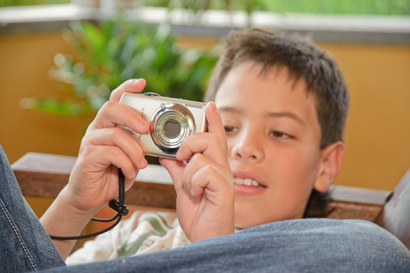 NiÃ±o con Camara Digital