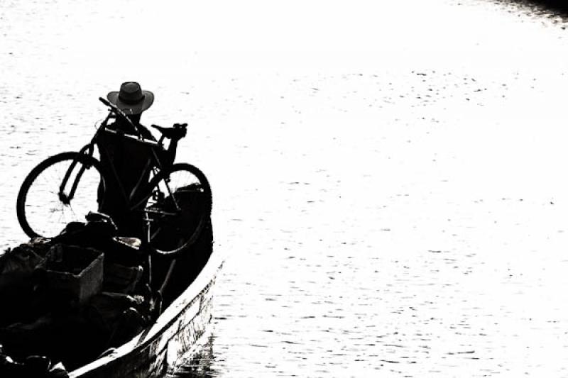 Hombre en una Canoa, Cienaga de Ayapel, Ayapel, Co...