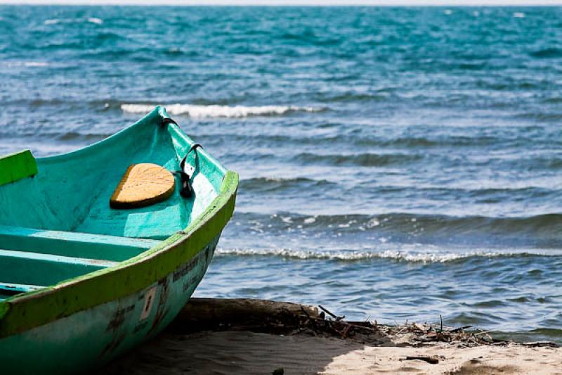 Canoa en la Playa, CoveÃ±as, Golfo de Morrosquil...