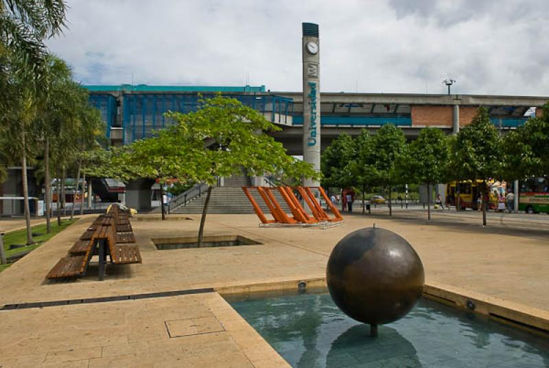 Estacion Universidad, Parque de Los Deseos, Medell...