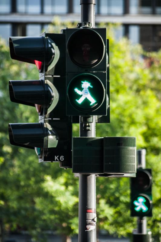 Semaforo en la Ciudad de Berlin, Alemania, Europa ...