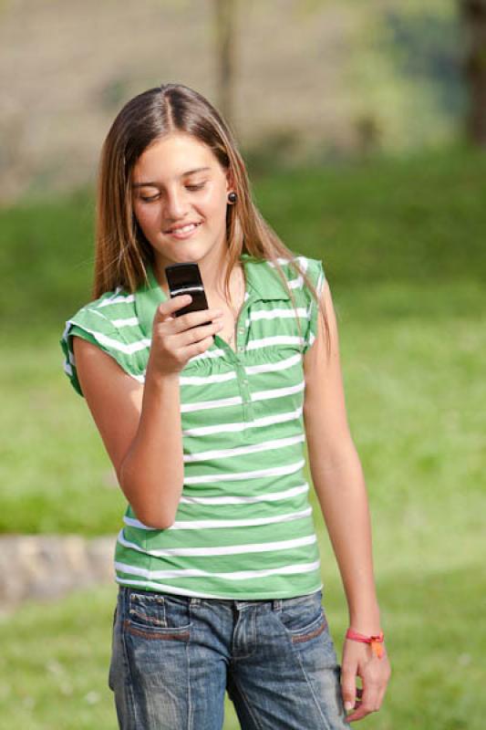 NiÃ±a con su Celular