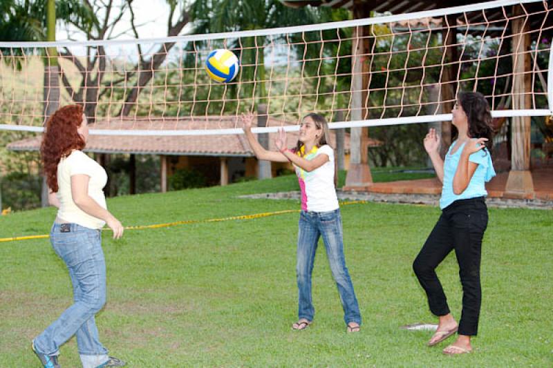 Amigas Jugando Voleibol