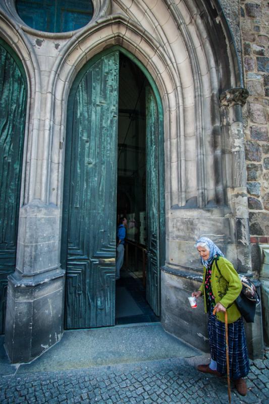 Anciana en la Entrada de Gedächtniskirche Iglesia...