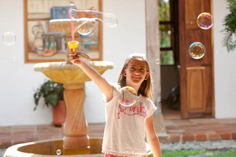 NiÃ±a Jugando con Burbujas