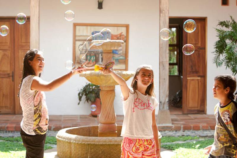 Amigos Jugando con Burbujas